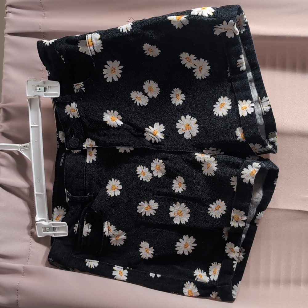 Super cute denim shorts, forever 21, daisy printed